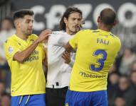 Edinson Cavani (c), del Valencia CF, discute con Fali, zaguero central del Cádiz, en el partido por la fecha 16 de la Liga española.