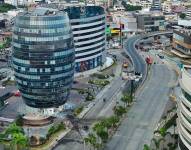 La explosión de un coche bomba en Guayaquil dejó un fallecido y seis heridos. La zona continúa cercada.