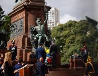 El presidente de Ecuador, Guillermo Lasso (c), muestra sus respetos durante una ofrenda floral en el monumento al general José de San Martín, una tradición entre los mandatarios que visitan la capital argentina, como parte de su primera visita al país suramericano, hoy, en Buenos Aires (Argentina).