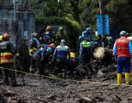 Imagen referencial de la búsqueda realizada por los bomberos de Quito en la zona cero del desastre.