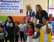 Jill Biden y María de Lourdes Alcívar visitaron el Centro de Desarrollo Infantil San Francisco de Quito.