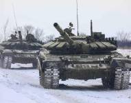 Tropas rusas camino en la frontera de Ucrania.