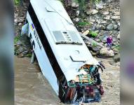 El bus en el que viajaban migrantes se accidentó.
