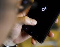 Un hombre usa TikTok en su teléfono en una cafetería de Hanói, Vietnam, el 6 de abril de 2023.