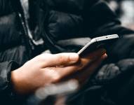 Hombre usando su teléfono celular