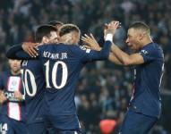 Lionel Messi (i) festeja junto a Neymar (10) y Mbappé uno de los 7 tantos que anotó el PSG ante el Maccabi Haifa.