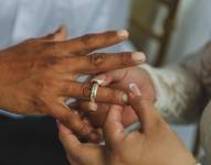 Imagen de personas casándose en la Concha Acústica de Samanes.