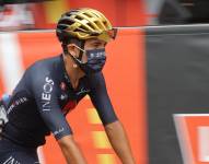 El ciclista ecuatoriano del Ineos Richard Carapaz, se dirige al control de firmas antes del comienzo de la novena etapa de LaVuelta Ciclista a España que este domingo transcurre entre Puerto Lumpreras y el Alto de Velifique, con 188 km de recorrido. EFE / Manu Bruque