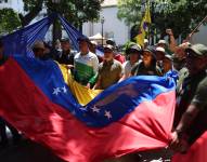 Personas participan en una jornada de alistamiento este viernes, en Caracas (Venezuela).