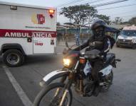 Ambulancias salen de la penitenciaría Litoral donde se presentó una riña entre policías y reos en Guayaquil.