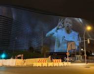 Imagen del francés Kylian Mbappé proyectada en las afueras del estadio Santiago Bernabéu.