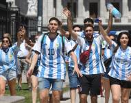 AME2020. BUENOS AIRES (ARGENTINA), 20/12/2022.- Seguidores de la selección de argentina animan hoy, durante la celebración de su triunfo en el Mundial de Qatar 2022 hoy, en una calle de Buenos Aires (Argentina). EFE/ Enrique García Medina