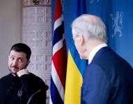 El Primer Ministro de Noruega, Jonas Gahr Støre (D), y el Presidente de Ucrania, Volodymyr Zelensky (I), asisten a una conferencia de prensa en Oslo, Noruega, el 20 de marzo de 2025.