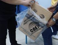 Imagen de un paquete electoral siendo embalado, después de culminar la jornada de votación en una junta receptora de votos, el domingo 13 de abril.