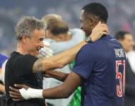 El entrenador del PSG, Luis Enrique, abraza a Willian Pacho, después de quedar campeón de la Champions League