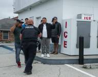 Residentes confrontan a un agente del Departamento de Policía de Kenner por la colaboración del departamento con la Patrulla Fronteriza de EE. UU. tras una detención migratoria en Kenner, Luisiana, EE. UU., el 6 de diciembre de 2025.