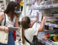 Imagen referencial de compra de útiles escolares.