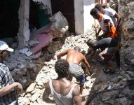 Varias personas buscan entre los escombros en Puerto Príncipe, este sábado. EFE/ Plymouth Doubles