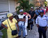 Los cubanos acudieron desde tempranas horas a las casas de cambio estatales para comprar divisas.