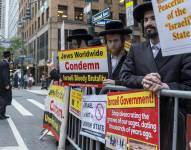 Integrantes de la comunidad judío ortodoxa participan en una manifestación este miércoles, frente al Consulado de Israel en Nueva York (EE.UU.).