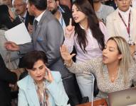 La canciller Gabriela Sommerfeld y las asambleístas Pamela Aguirre y Raisa Corral.