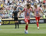 Pablo Barrios (c), del Atlético de Madrid, celebra tras anotar un gol en el Mundial de Clubes ante el Seattle Sounders. EFE/EPA/JOHN G. MABANGLO