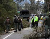 Militares y policías ecuatorianos retiran árboles que obstaculizan el paso en las carreteras, colocados por los indígenas de las comunidades de Cusubamba.