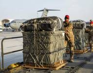 Ejército de Estados Unidos con el cargamento de ayuda a Gaza.