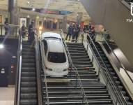 Un auto robado quedó atrapado en las escaleras del metro de Madrid.