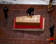 Fotografía compartida en las redes sociales del Vaticano que muestran el cierre del ataúd previo al inicio de su funeral.