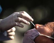 Una persona se realiza el test de hisopado.