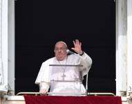 El Papa Francisco saluda a la multitud desde la ventana del Palacio Apostólico con vista a la Plaza de San Pedro.