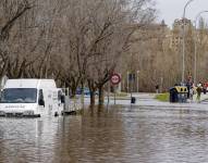 Vista de la AV-900 cortada por la crecida de los ríos Adaja y Chico este viernes en Ávila. EFE/ Raúl Sanchidrián