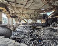 Se observa el interior calcinado de la discoteca Birch tras el incendio que se desató la pasada medianoche en Goa, el 7 de diciembre de 2025. Un incendio que arrasó una discoteca india en la popular región turística de Goa.