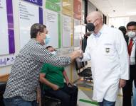 El dirigente político llegó de sorpresa a dos hospitales públicos en la ciudad de Guayaquil.