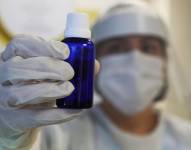 Fotografía de archivo del detalle de un recipiente de cannabis medicinal sostenido por un enfermero, en la clínica Zerenia, en Bogotá (Colombia).