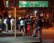 Anoche empezó la reconstrucción de los hechos del caso Las Malvinas en el que participaron unas 100 personas entre fiscales, policías, abogados, familiares, y los 16 militares procesados y otras autoridades estuvieron en la diligencia que ya se había pospuesto dos veces.