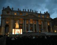 Fieles se reúnen en la plaza de San Pedro durante las oraciones del rosario por el Papa Francisco que sigue hospitalizado con neumonía, en El Vaticano el 10 de marzo de 2025.