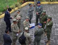 El Jefe del Comando Conjunto Jaime Vela y Celio Cevallos Comandante General de la FAE, antes de la comparecencia en la Comisión de Especializada Permanente de Protección Integral a Niñas, Niños y Adolescentes de la Asamblea.