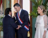 El nuevo presidente de Paraguay, Santiago Peña, y su esposa la primera dama Leticia Ocampos, saludan al vicepresidente de El Salvador, Félix Ulloa.