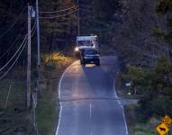Vehículos policiales transitan cerca de la casa de Robert Card, sospechoso de los tiroteos masivos en Maine (EE.UU.)