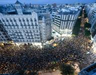 Decenas de miles de valencianos salen a las calles en aniversario de mortíferas inundaciones