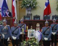 El presidente de Chile, Gabriel Boric, pronuncia un discurso durante una ceremonia fúnebre del expresidente de Chile, Sebastián Piñera, en la sede del antiguo Congreso Nacional, en Santiago.