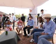 El primer mandatario, Guillermo Lasso, llegó a Guayaquil calmado, de celeste, con sombrero y junto a su esposa. Foto: Presidencia Ecuador