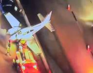 Avioneta se estrella contra un vehículo durante aterrizaje de emergencia.
