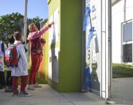 Varios niños llegan a su colegio para el inicio de las clases este lunes, en Montevideo (Uruguay).