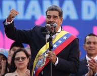 El líder chavista Nicolás Maduro, quien juró el viernes anterior como mandatario de Venezuela para un tercer sexenio, pronuncia un discurso en Miraflores a unos 74 km de Caracas (Venezuela), el pasado 10 de enero.