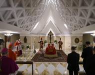 El Vaticano difundió este martes las primeras imágenes del papa Francisco, fallecido este lunes a los 88 años, en el féretro de madera en la capilla de la que fue su residencia, la Casa Santa Marta.