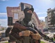 Las fuerzas de seguridad sirias con armamento pesado participan en una operación tras los ataques llevados a cabo contra las fuerzas de seguridad sirias, en Latakia, Siria, 07 de marzo de 2025.