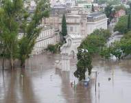 Fotografía de calles inundadas por fuertes lluvias este viernes, en Bahía Blanca (Argentina).